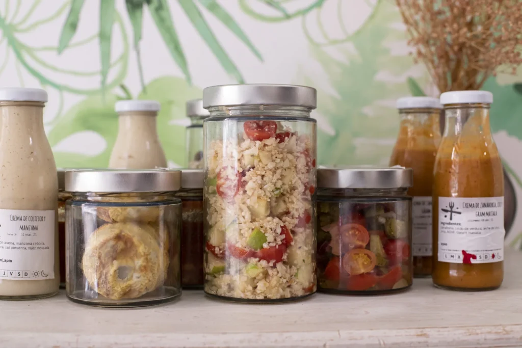 Frascos con conservas caseras sobre mesa